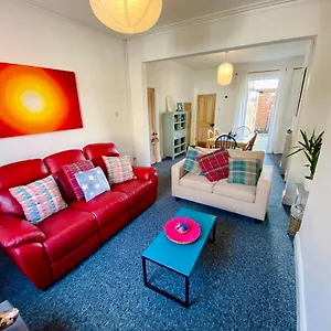 https://spacious-victorian-family-town-house-sleeps-6-near-york-centre.yorkshirehotels.net